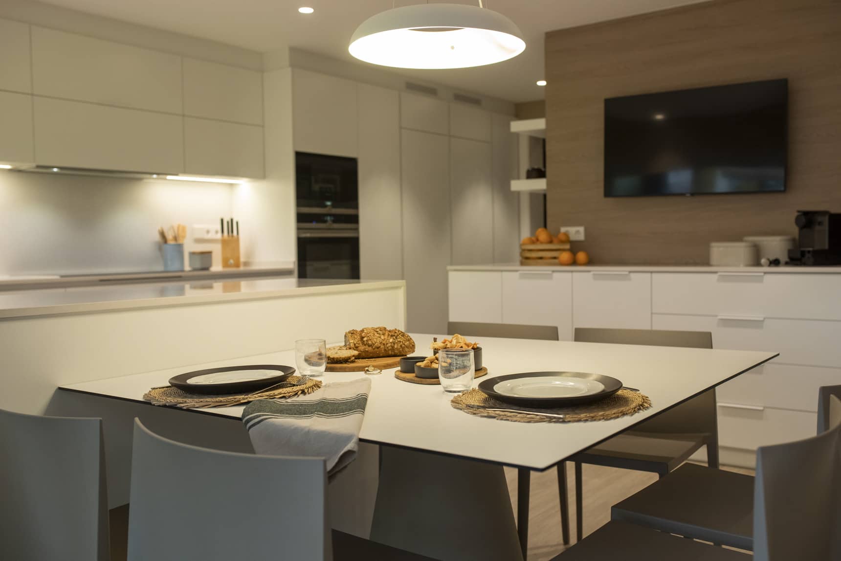 Reforma de una cocina: Amplitud y Comunicación - Ruminteriors
